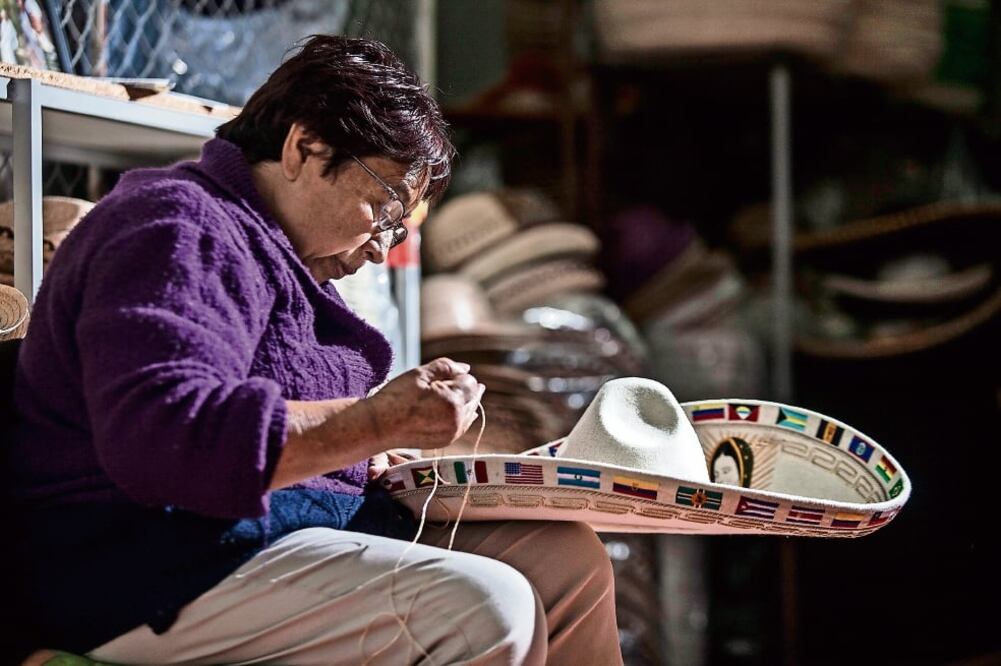 La investigadora Libertad Mora prevé que crecerá la cantidad de artesanos, por ser una de las pocas opciones que tienen quienes regresan de EU (ARCHIVO EL UNIVERSAL)