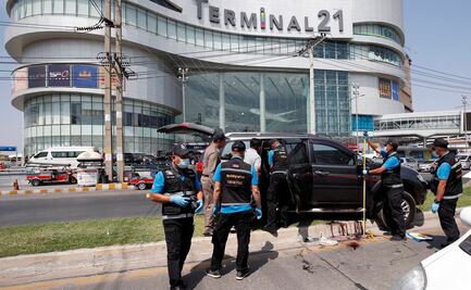 Escondidos en el baño, siguieron en directo tiroteo en centro comercial de Tailandia