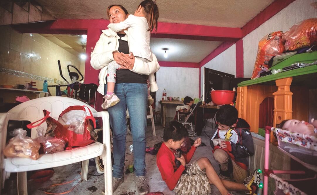 Alma, viuda de una víctima del Covid, asegura que sus hijos más pequeños no logran comprender que su papá falleció y continuamente le preguntan cuándo volverá. Ahora ella se debe encargar de su manutención. Foto: Germán Espinosa