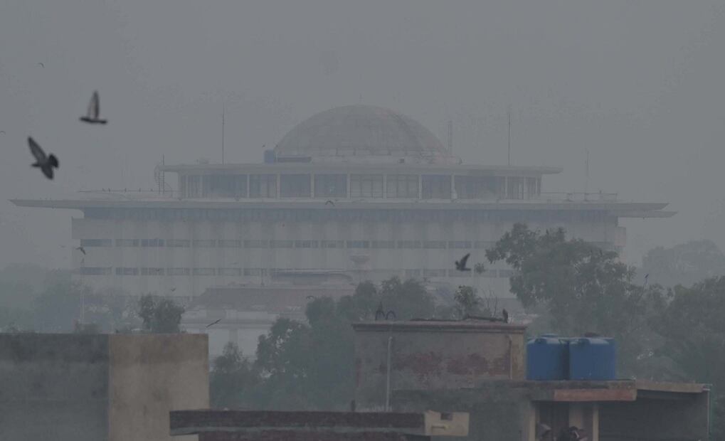 El smog cubre la ciudad de Lahore, Paquistán, en medio de niveles alarmantes de contaminación atmosférica. FOTO: EFE
