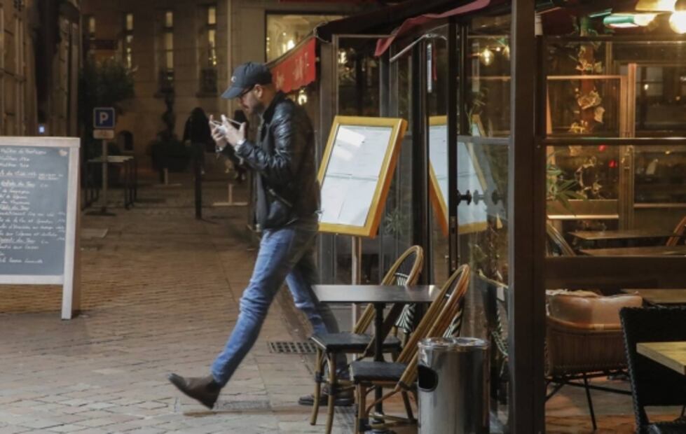 "Última noche de libertad": miles de franceses se preparan para el nuevo toque de queda por el Covid