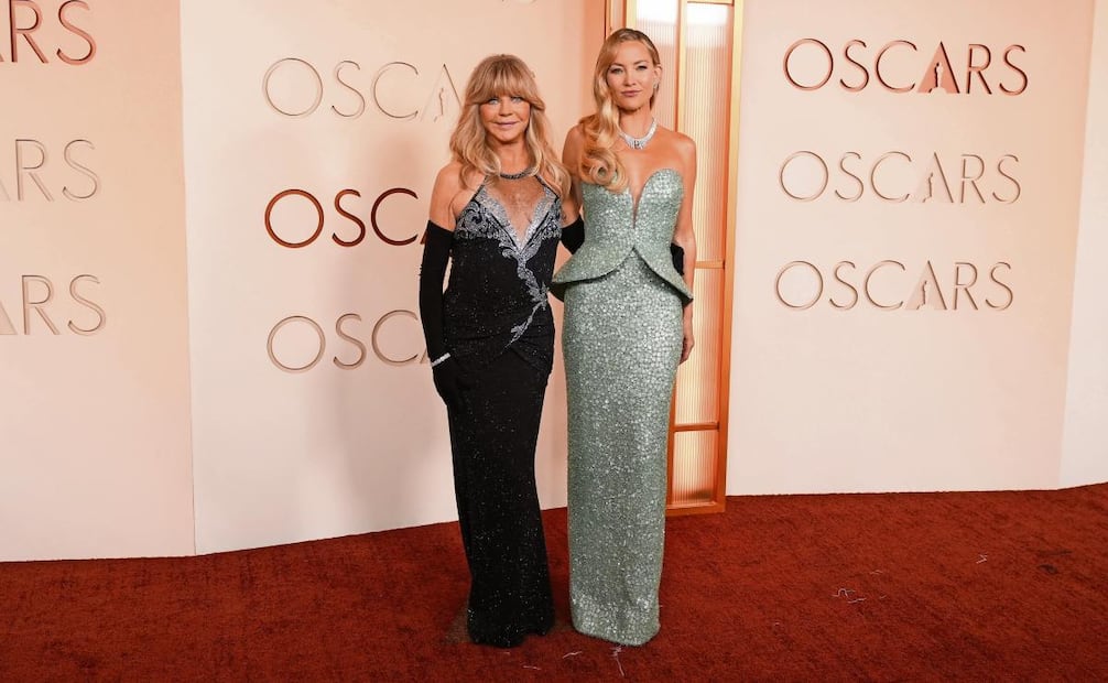 Goldie Hawn, cubierta de lentejuelas negras, y su hija, Kate Hudson, en verde jade de Armani. Foto: AP