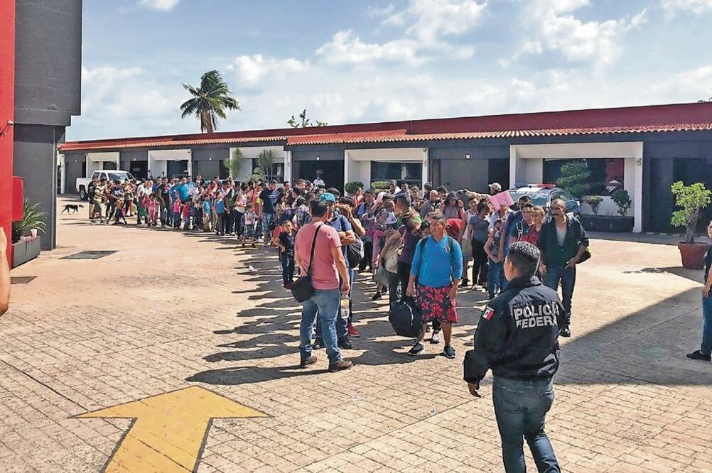 En un operativo, personal del INM detuvo a decenas de migrantes centroamericanos que se encontraban en un hotel de paso en Tabasco. Foto: EFE
