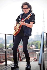 El Nobel a Bob Dylan también es para la raza: Alex Lora