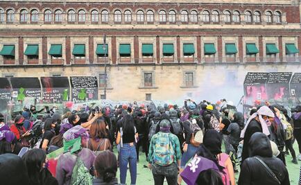 Gobierno de la CDMX deberá explicar sobre uso de extintores y gas lacrimógeno en marcha del 8M: AMLO
