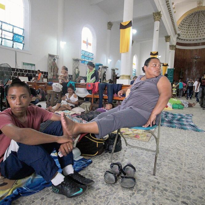 Sandra Yamileth Fonseca, y su hijo Óscar Daniel, recibieron atención médica y les recomendaron a mantener los pies en alto para aliviar la inflamación. (FREDY MARTÍN PÉREZ. EL UNIVERSAL)