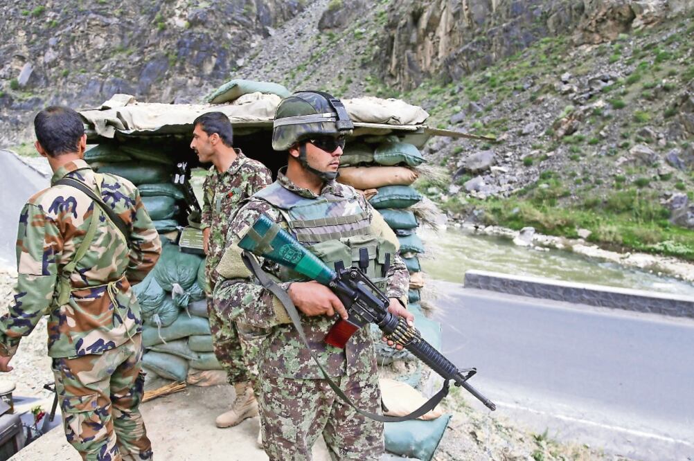 Refuerzan seguridad. Soldados afganos resguardan las afueras de Kabul, tras el ataque talibán a una base militar. (JAWAD JALALI. EFE)