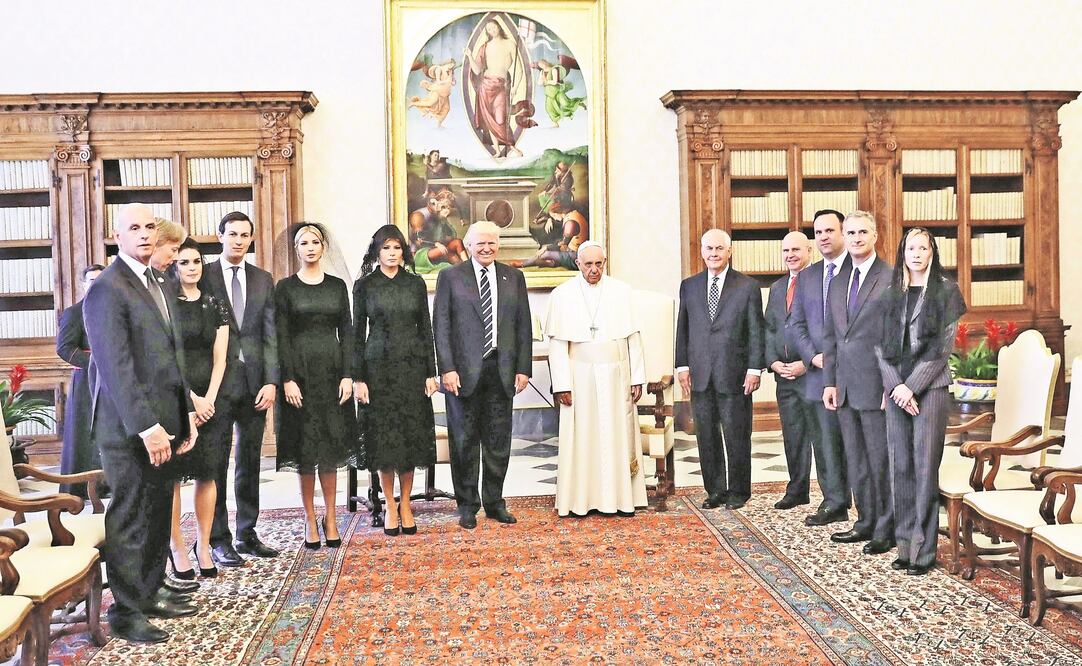 El papa Francisco (al centro) durante la toma de foto, ayer, con el presidente Donald Trump (a su derecha) y sus acompañantes, incluyendo su esposa Melania (con mantilla), su hija Ivanka (EFE)