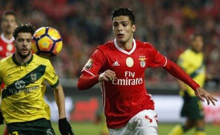 Raúl Jiménez participa en el triunfo del Benfica