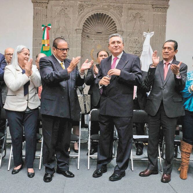 Luis Raúl González Pérez (centro), presidente de la CNDH, cerró la puerta a reelegirse para un segundo periodo en la comisión y expresó que su futuro podría estar dentro de las aulas. Foto/ESPECIAL