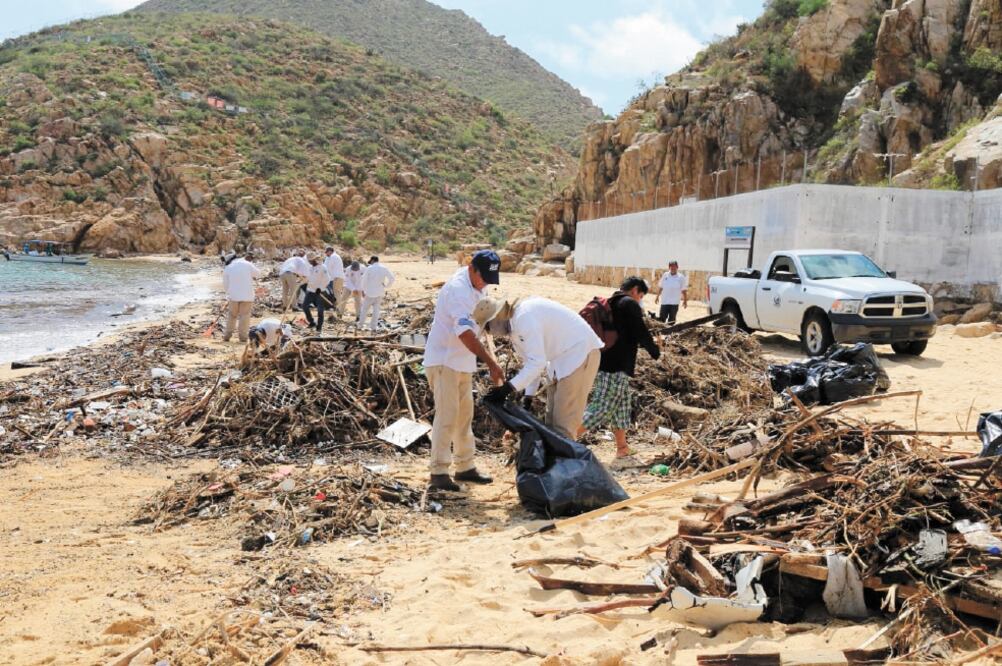 Autoridades municipales y estatales arrancaron ayer con las tareas de limpieza en las playas afectadas por las lluvias del domingo. Foto/ESPECIAL