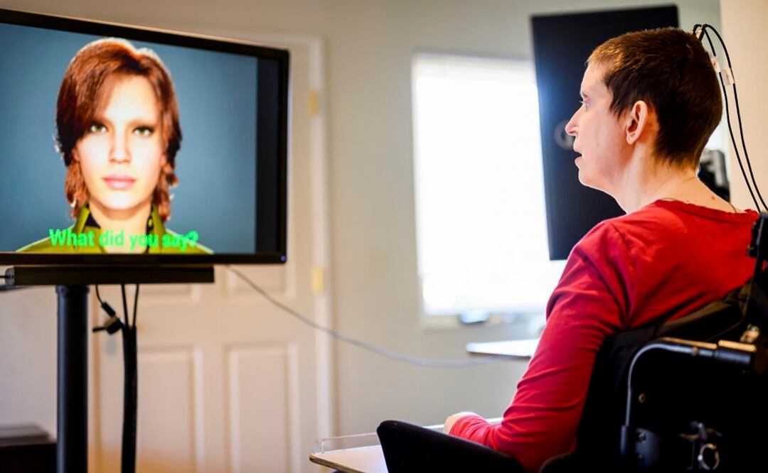 Una participante intenta pronunciar en silencio una palabra mientras el sistema de prótesis del habla traduce sus señales cerebrales en habla sintetizada y los movimientos faciales de un avatar. Foto: EFE