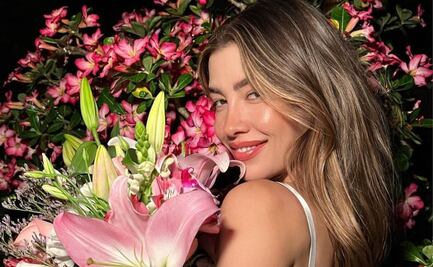 Michelle Salas arrasa con vestido amarillo de hombros descubiertos