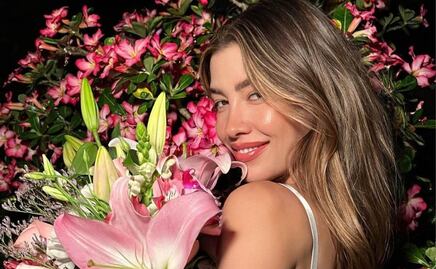 Michelle Salas arrasa con vestido amarillo de hombros descubiertos