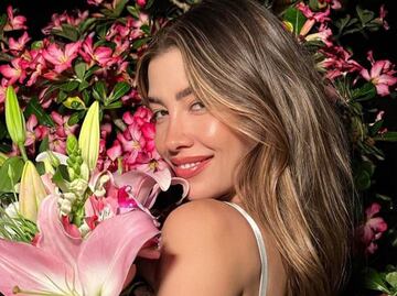 Michelle Salas arrasa con vestido amarillo de hombros descubiertos