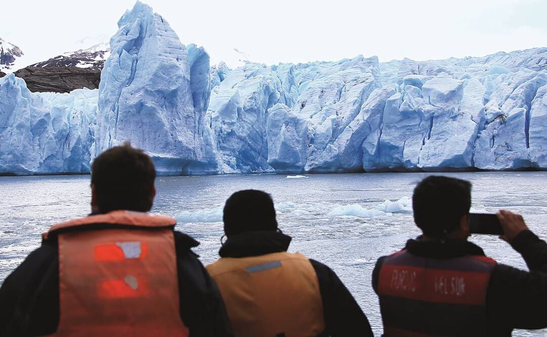 Un grupo de turistas cerca del glaciar Grey, en el Parque Nacional Torres del Paine en la región de Magallanes, en el sur de Chile, en 2015. Foto: Archivo/EL UNIVERSAL.