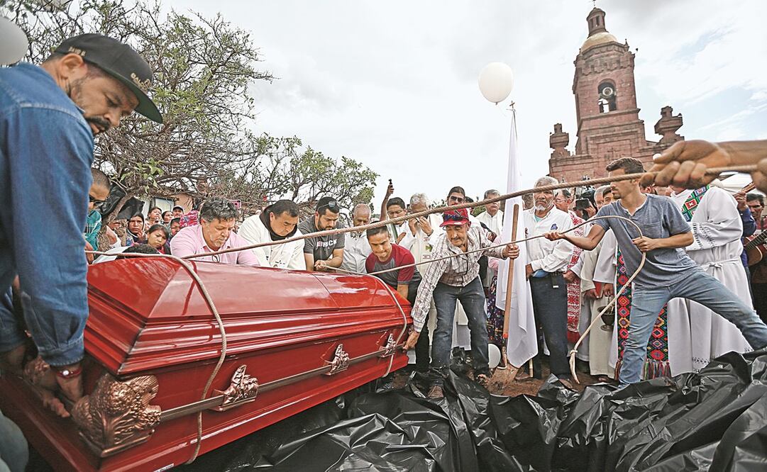 Acompañados del pueblo que durante décadas los acogió, los sacerdotes Javier Campos y Joaquín Mora fueron sepultados ayer en la iglesia de Cerocahui. Foto: CHRISTIAN TORRES/EL UNIVERSAL