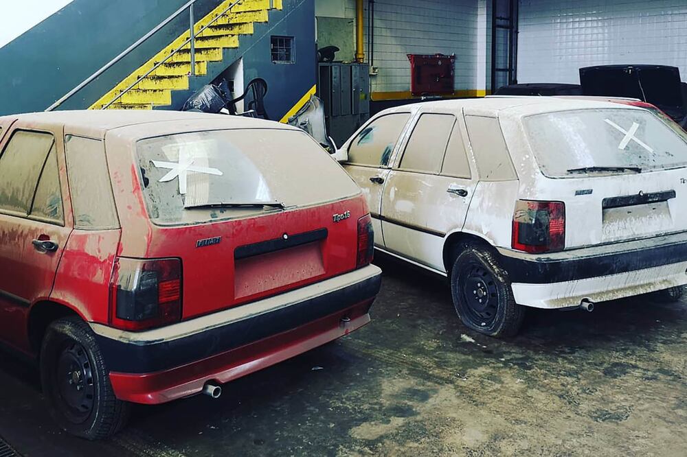 Encuentran autos nuevos abandonados en Argentina