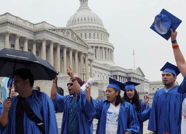 Juez ordena que dreamers queden excluidos de cobertura médica en 19 estados de EU; dejará fuera a 147 mil migrantes