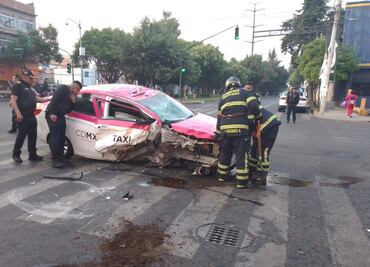 Taxista ebrio vuelca su unidad en Iztacalco; choca contra camellón y es hospitalizado
