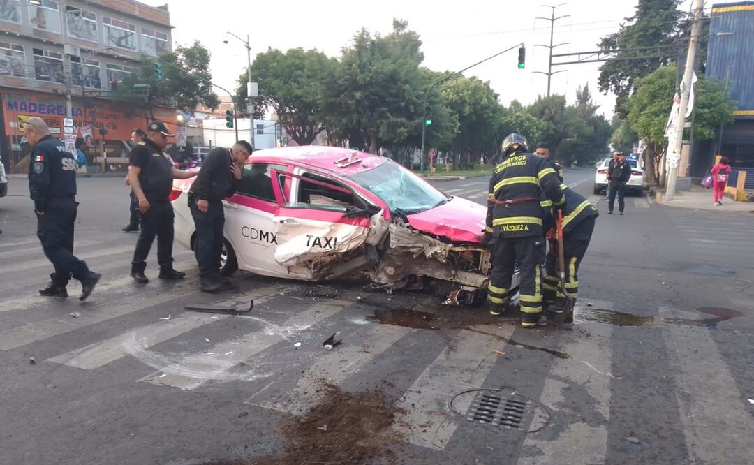 Taxista choca por exceso de velocidad en Iztacalco. Foto: Juan Carlos Williams