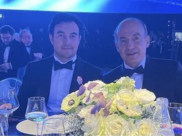 Checo Pérez festeja con Felipe Calderón su reconocimiento en la Gala de la FIA