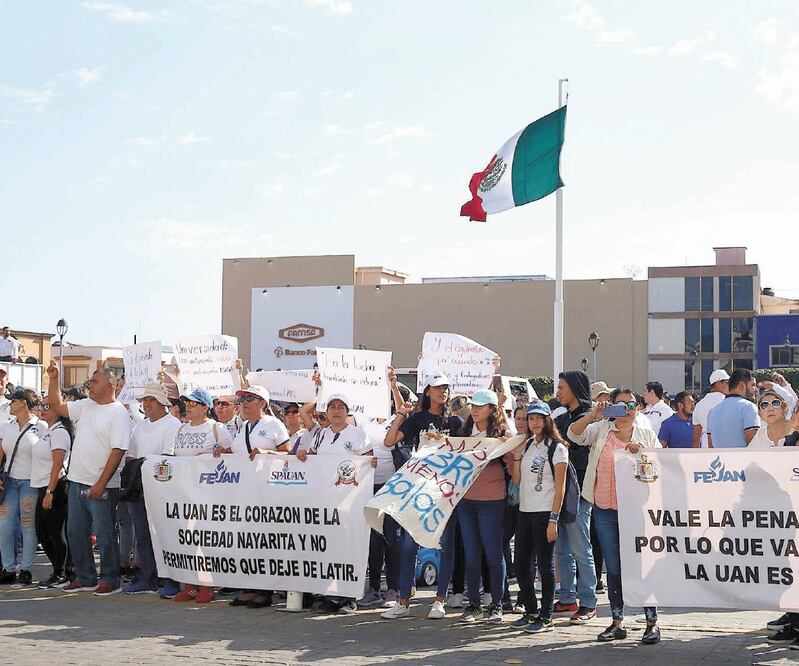 Integrantes de la Federación de Estudiantes y de sindicatos de trabajadores de la Universidad Autónoma de Nayarit se han manifestado, entre otros asuntos, por que el gobierno federal cumpla con el apoyo prometido. Foto: Especial