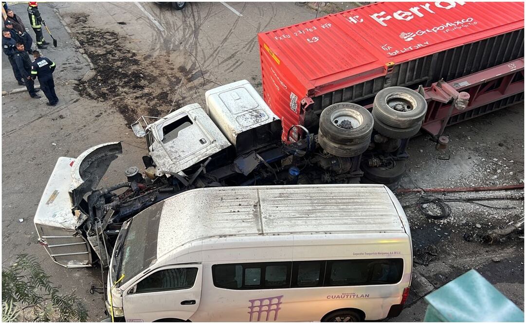 Tráiler vuelca en Tlalnepantla. Foto: Especial