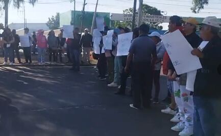 Bloquean carretera México-Puebla; vecinos de la colonia Víctor Puebla exigen reparación de drenaje