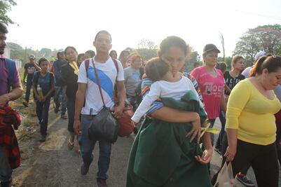 Avanzan centroamericanos del Viacrucis del Migrante