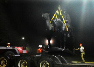 Baltimore retira a la mitad de la noche sus estatuas confederadas