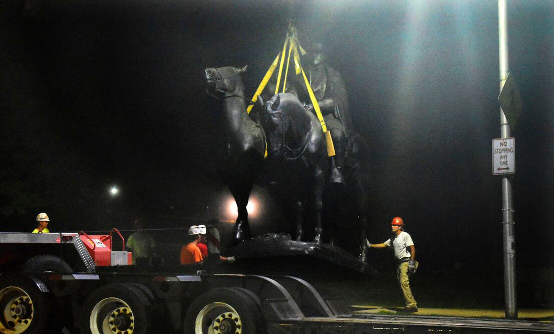 Baltimore retira a la mitad de la noche sus estatuas confederadas