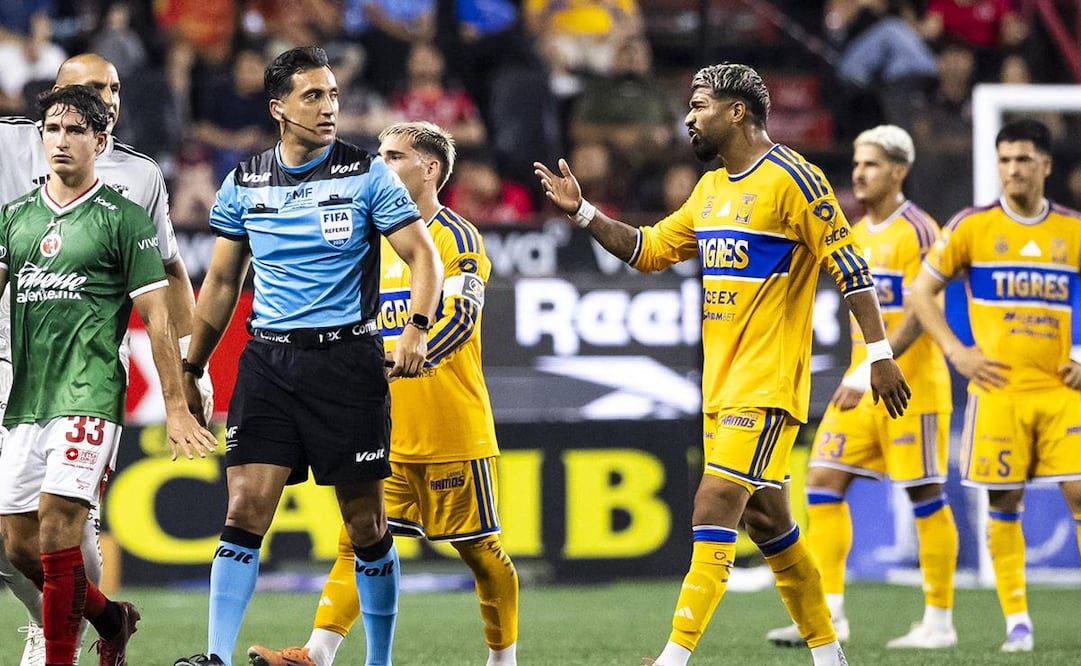 Rodrigo Aguirre se fue expulsado por cubrirse la boca vs Tijuana / Foto: Imago7