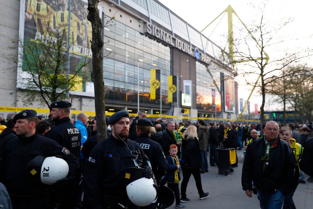 Policía confirma "tres explosiones" junto al autobús del Dortmund
