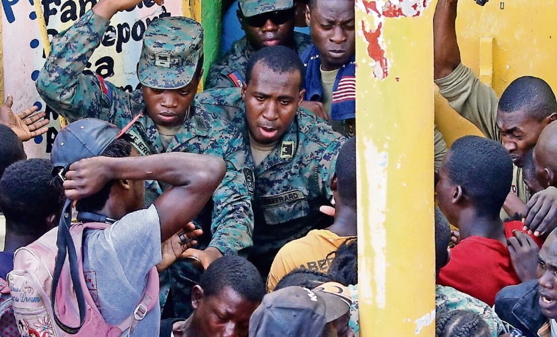 Soldados controlaron ayer a la población de Jérémie que espera por ayuda humanitaria, luego del paso del huracán 'Matthew' por Haití (CARLOS GARCÍA RAWLINS. REUTERS)