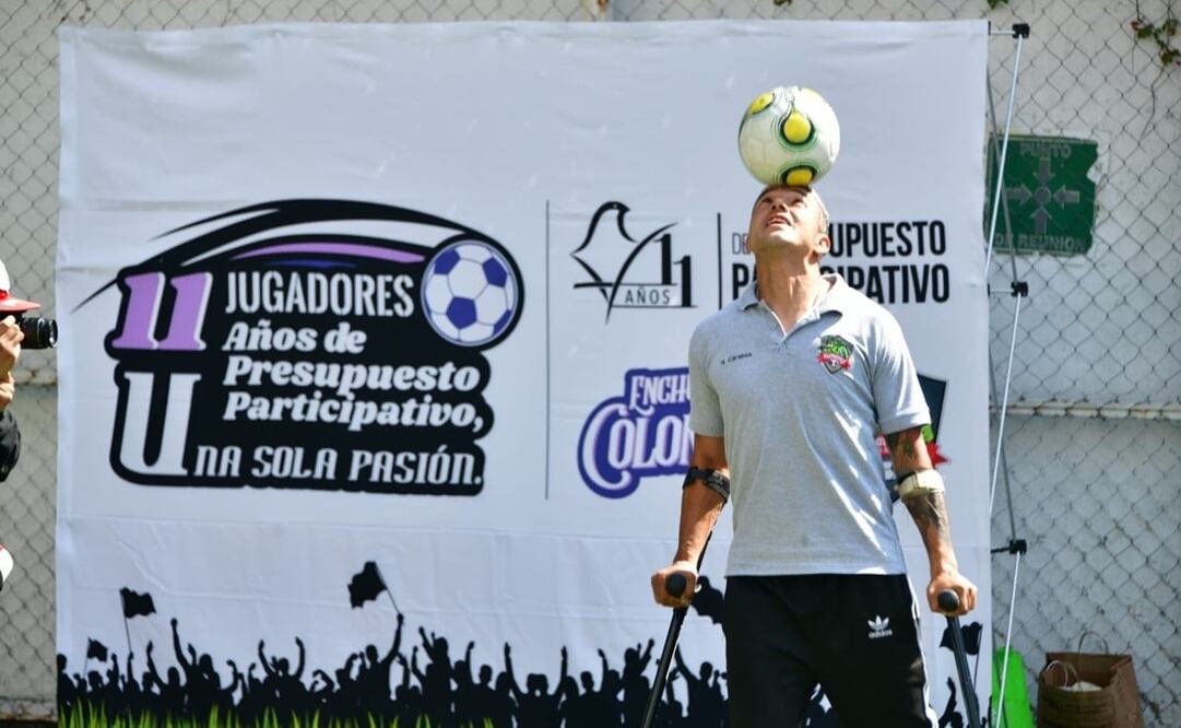 Hugo Cárabes López junto con sus compañeros ofrecieron una demostración de sus habilidades en el futbol soccer de amputados. Foto: ESPECIAL