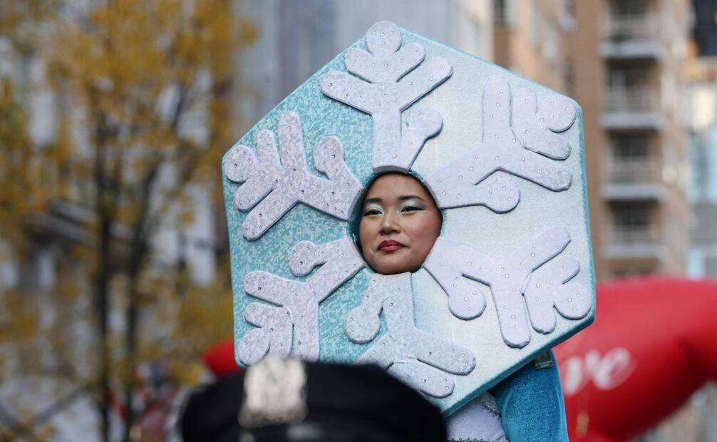 El 99.º Desfile del Día de Acción de Gracias de Macy's recorre la calle durante el Desfile anual del Día de Acción de Gracias de Macy's en la ciudad de Nueva York el 27 de noviembre de 2025. Foto: AFP