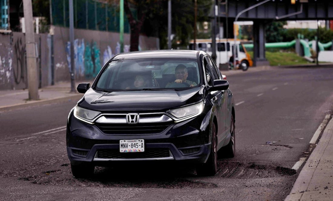 El Gobierno capitalino anunció tres acciones para atender las denuncias por oquedades en vialidades primarias y la repavimentación de la carpeta asfáltica, el 18 de agosto de 2025. Foto: Diego Simón Sánchez/EL UNIVERSAL