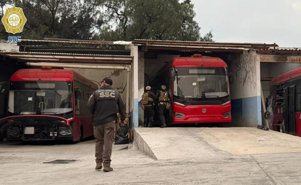 Detienen a dos tras cateo en predio de Azcapotzalco; aseguran vehículos con blindaje artesanal.
Foto: Especial.
