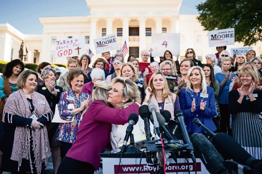 Kayla (centro), esposa del candidato republicano al Senado Roy Moore, en un ac to acompañada de mujeres en el que rechazó las denuncias de acoso contra él. (AFP)