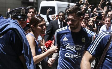 Lionel Messi accosted by Mexican fan in Chicago