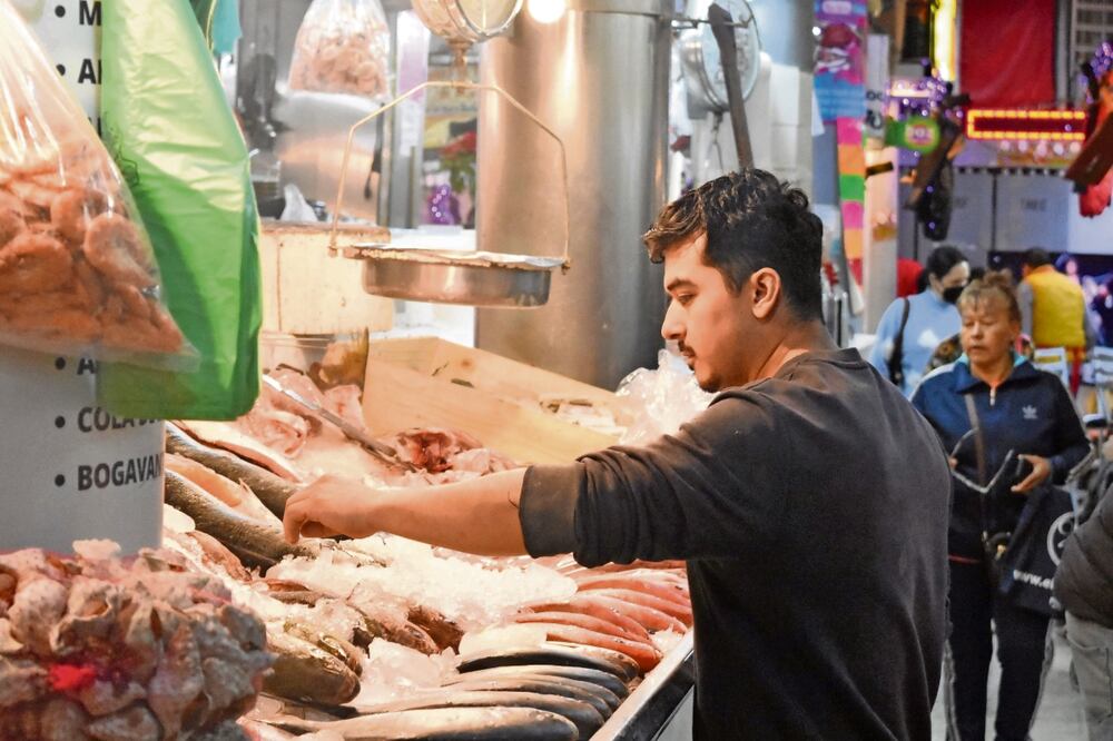 Comerciantes y clientes del Mercado de San Juan coinciden en que los precios de los productos se han incrementado respecto a la Navidad anterior. Foto: Eduardo Castañeda / EL UNIVERSAL