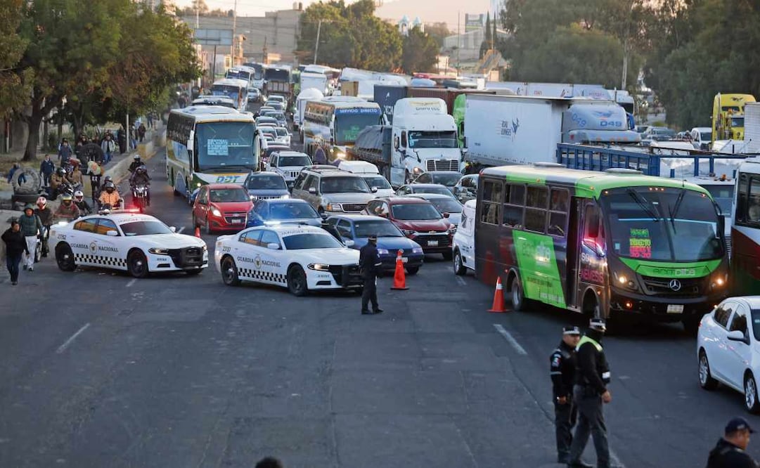 Contratistas que laboraron en el tramo 2 del Tren Maya cerraron la autopista México Pachuca en su tramo del Vigilante. Miles tuvieron que caminar para llegar a su destino. Foto: Francisco Rodríguez / EL UNIVERSAL