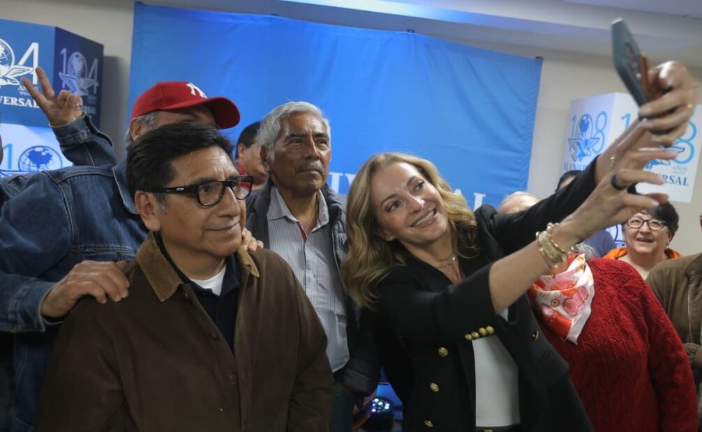 Los suscriptores se acercaron a conversar y tomarse fotografías con Ana Paula Ordorica. Foto: Gabriel Pano.