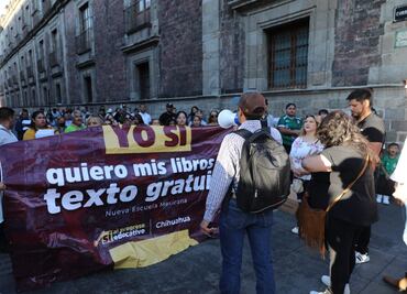 Padres y madres de familia exigen a la Corte autorizar la distribución de libros gratuitos de la SEP en Chihuahua