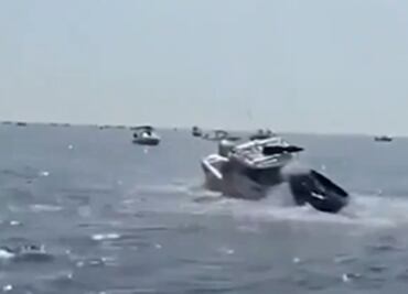 Captan en video salto y caída de una ballena jorobada en un bote en EU