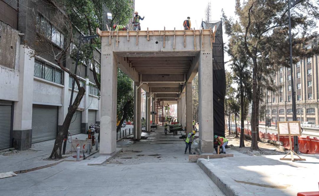 El Parque Elevado toma forma sobre Calzada de Tlalpan toda vez que ya comenzó el montaje de las trabes de concreto que conformarán el paso peatonal que cruzará por arriba del Metro.
Foto: GABRIEL PANO/ EL UNIVERSAL