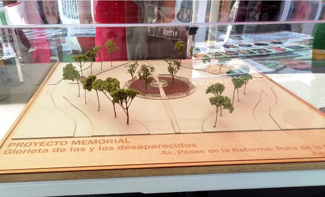 Familiares de personas desaparecidas presentan una maqueta en la cual plasman el proyecto memorial de las y los desaparecidos que van a construir de manera independiente. Foto: Yalina Ruiz