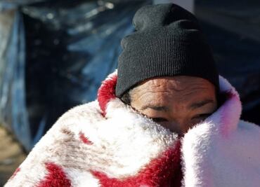En fotos: cómo lidian con la ola de frío los migrantes acampados en la frontera entre México y EU