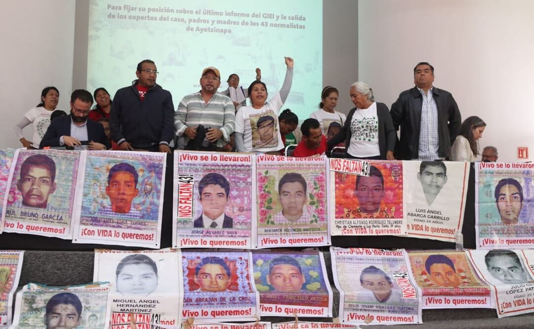 Conferencia de prensa de los padres de los 43 estudiantes de Ayotzinapa junto con su abogado Vidulfo Rosales. Foto: Carlos Mejía/EL UNIVERSAL